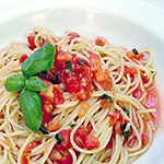 Spaghetti cu roșii proaspete și busuioc